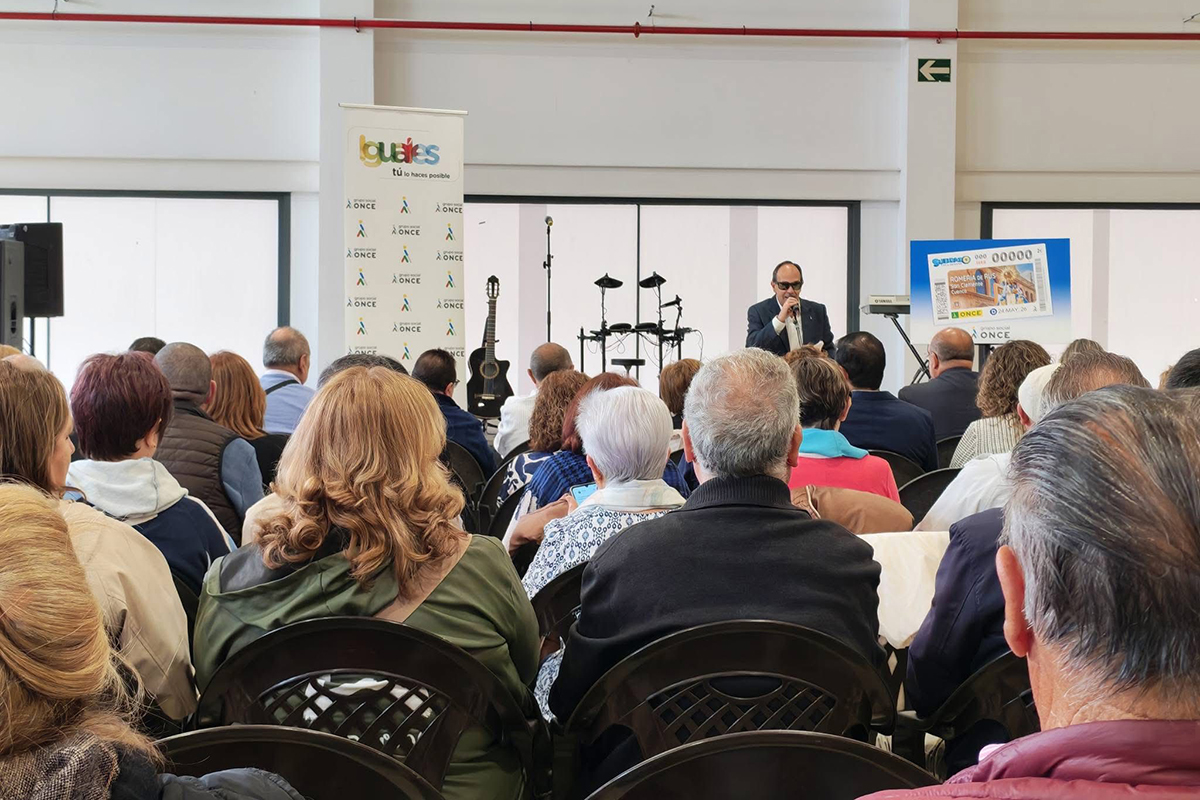 José Martínez dirigiéndose al público durante el acto para celebrar el Día del Grupo Social ONCE en Castilla-La Mancha