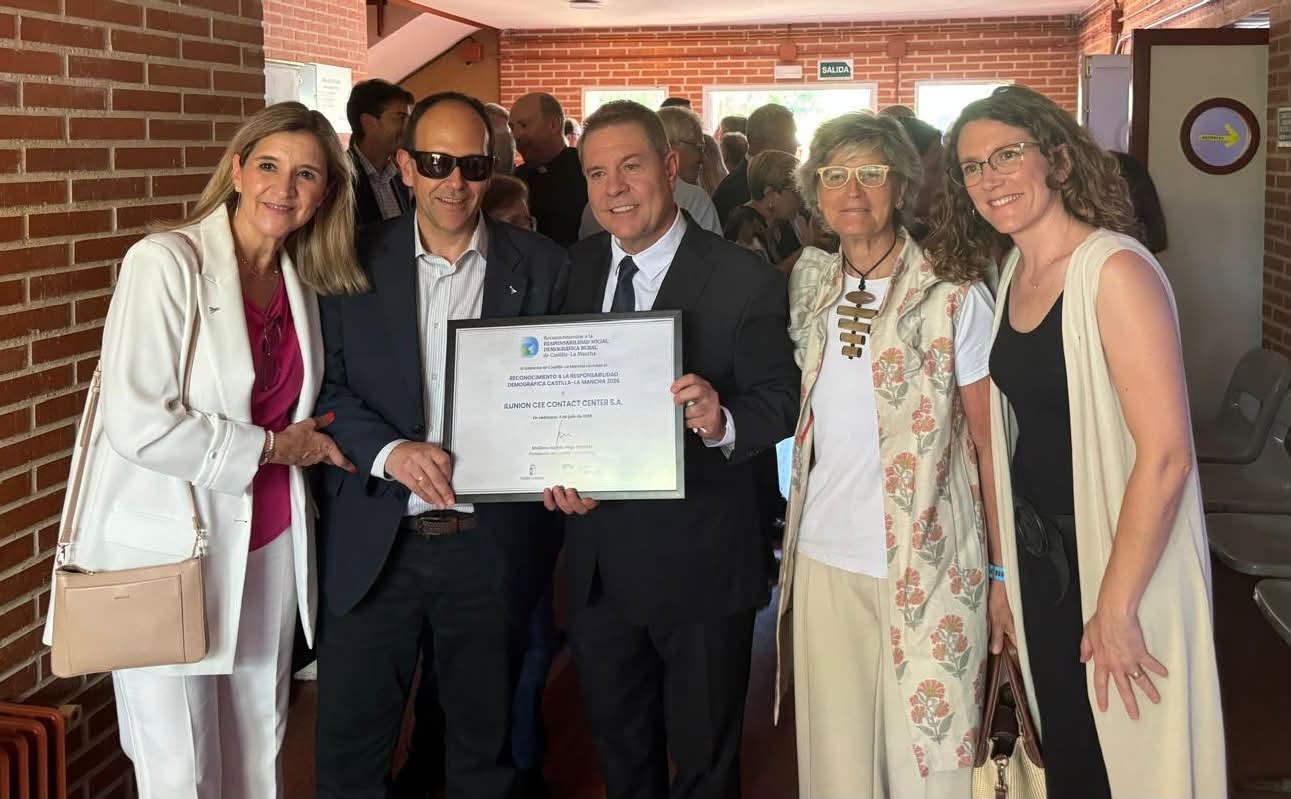 Representantes del Grupo Social ONCE junto a Emiliano García Page con el reconocimiento