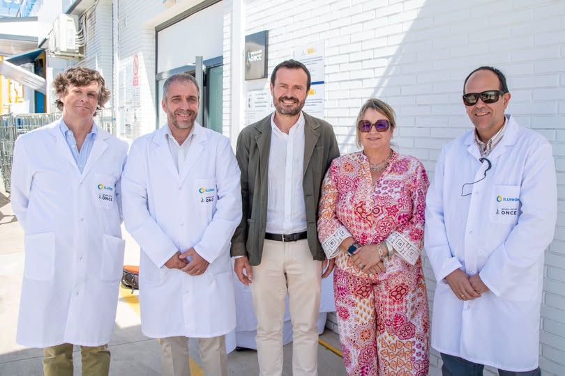 José Luis Escudero junto a José Martínez y los responsables de Ilunion TextilCare de Guadalajara