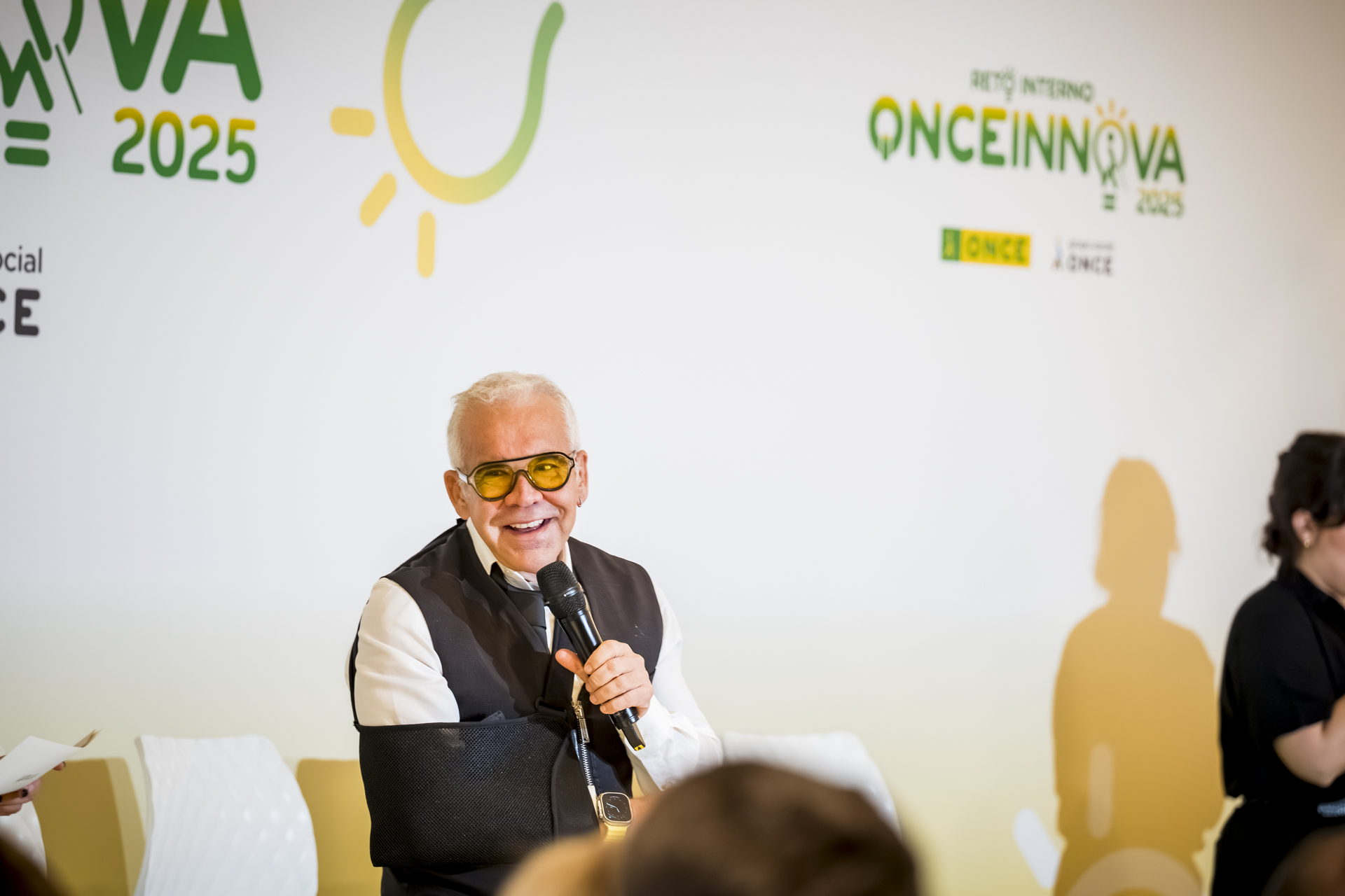 Jorge Iniguez presentando la final del Reto Interno ONCE Innova