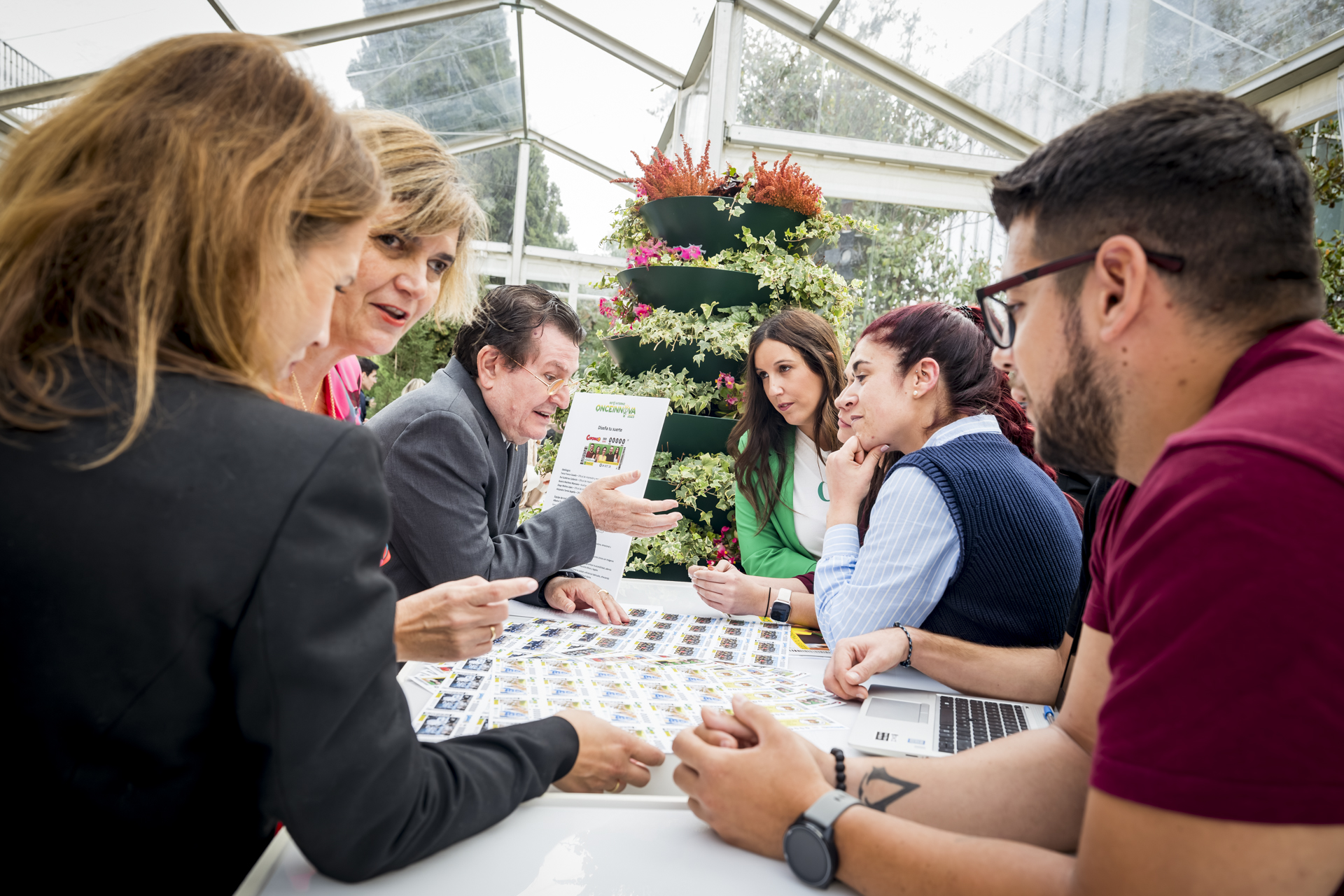 Ángel Sánchez, director de la ONCE en uno de los stands de los finalistas