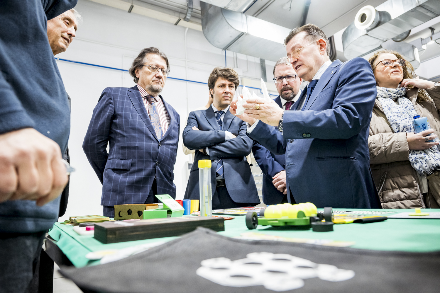 Miembros de la fundación Barraquer conociendo los recursos que se desarrollan en el Centro de Tiflotecnología e Innovación de la ONCE