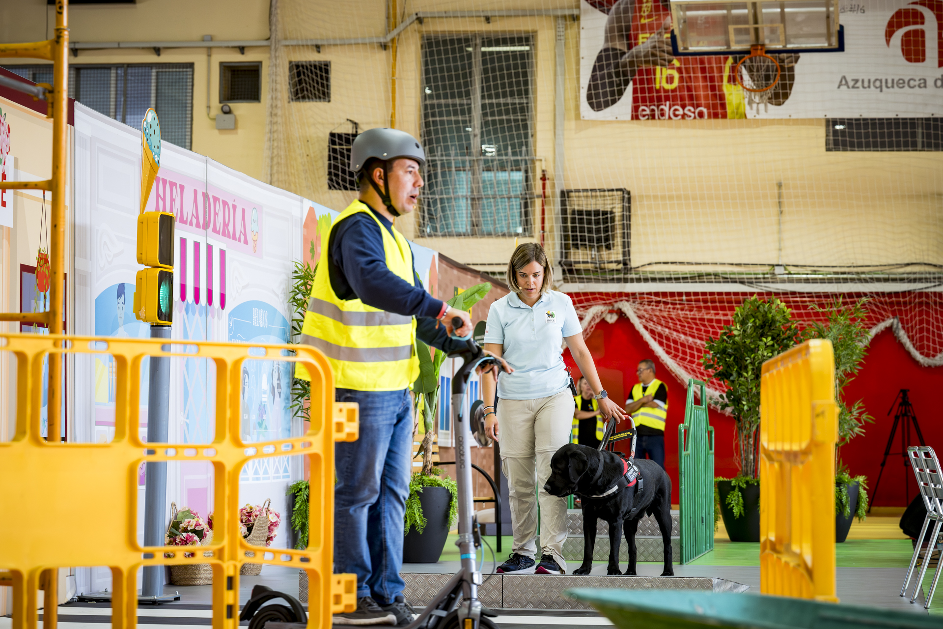 Alba de la Gándara junto a Konan mostrando como entrenan a los perros guía para hacer los cruces