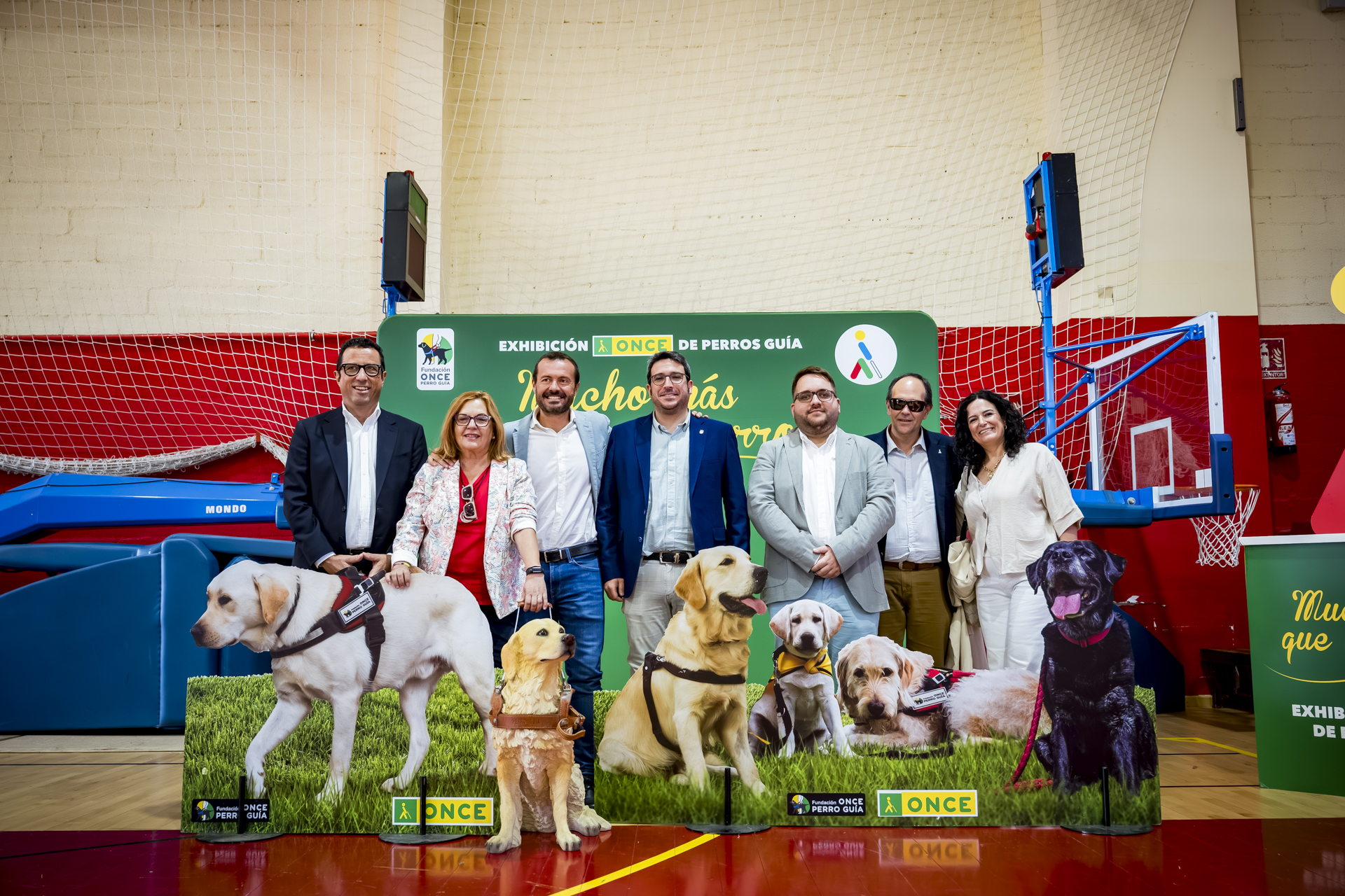 Autoridades y miembros del Consejo Territorial de Castilla-La Mancha en el photocall de "Mucho más que un perro"
