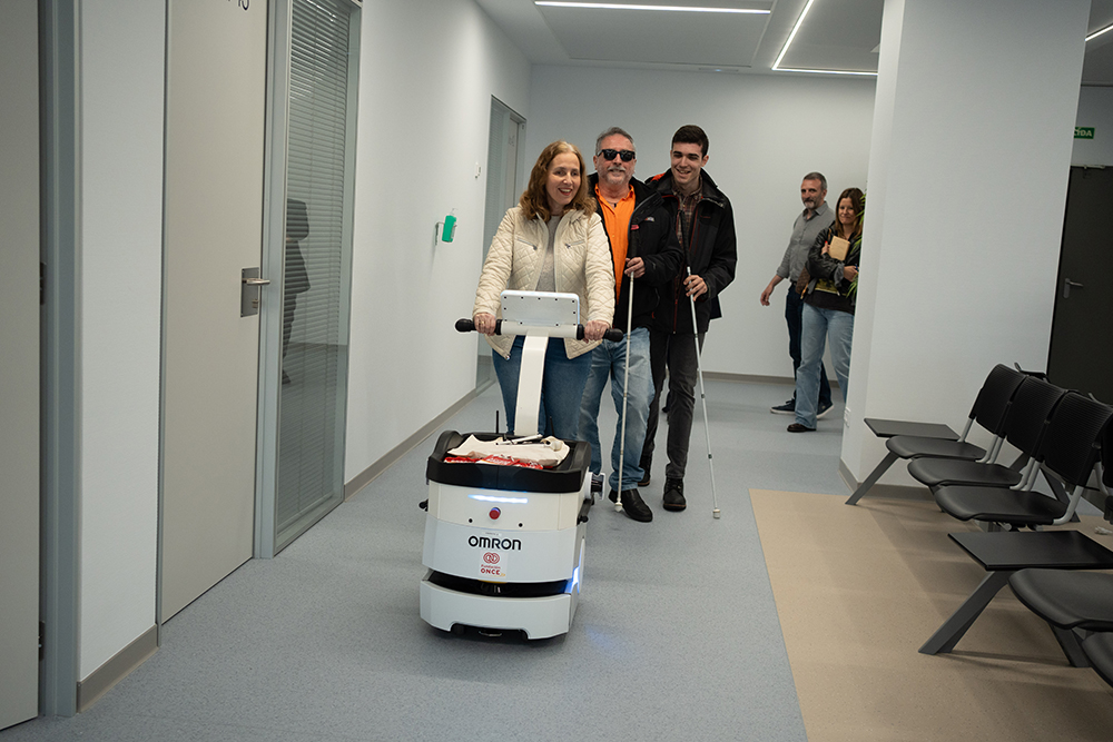 Personas con discapacidad probando el Access Robot