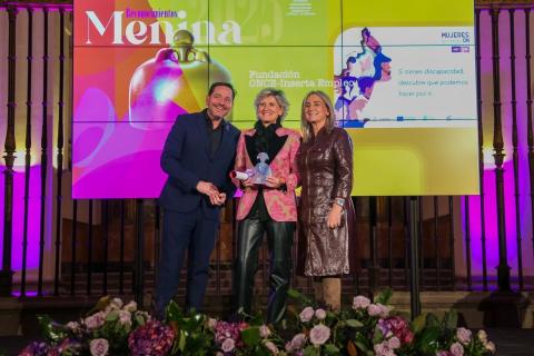 Representantes de Inserta Empleo recogiendo el galardón