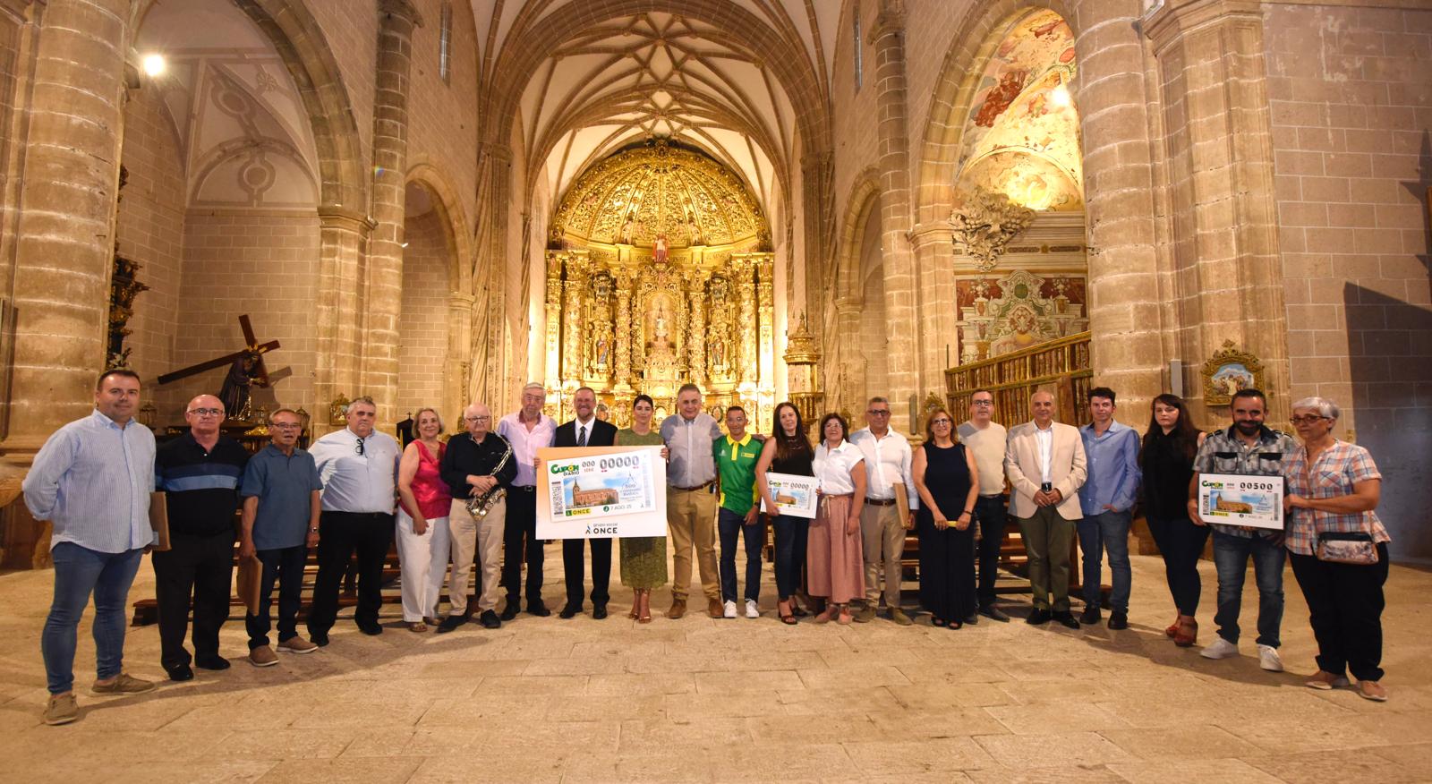 Foto de familia de la presentaciñon del cupón dedicado a los 500 años de la Basílica de Villanueva de la Jara