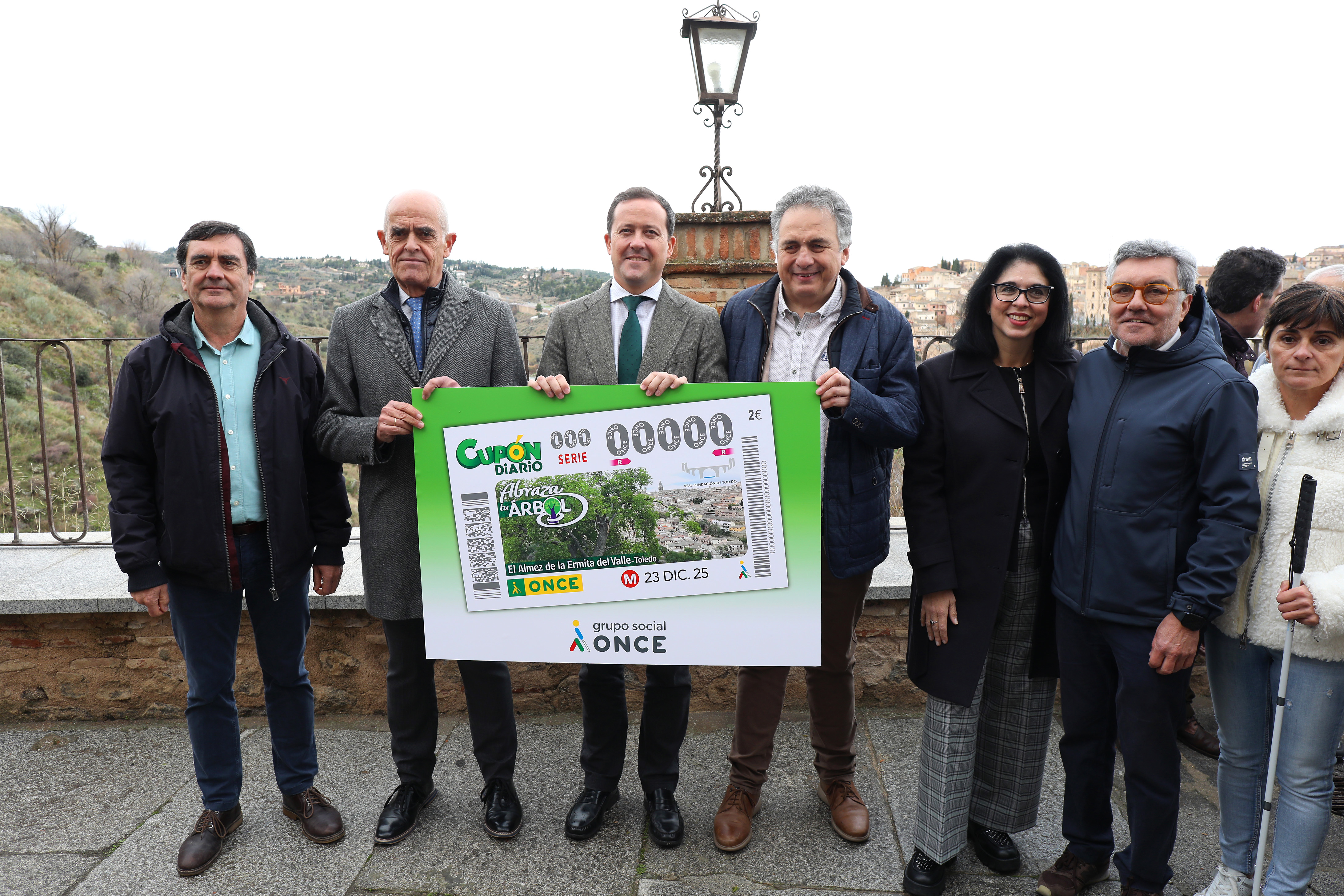 Foto de familia de la presentación del cupñón dedicado al Almez de la Ermita del Valle, Toledo