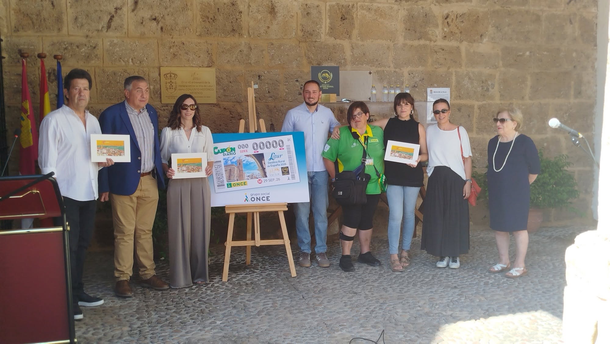 Foto de familia de la presentación del cupón dedicado a Letur, Mejor Destino Rural 2026