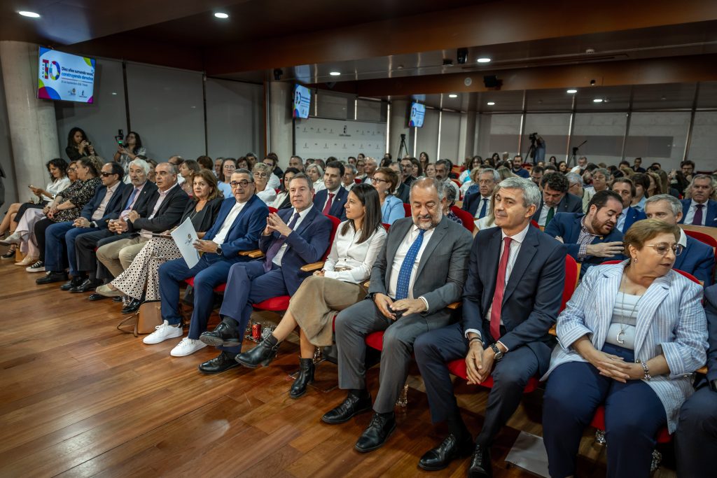 Autoridades y premiados durante el acto del décimo aniversario de la Mesa del Tercer Sector
