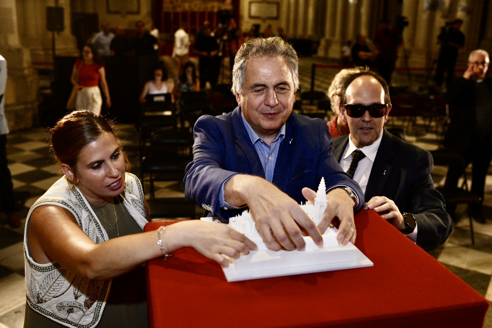 Carlos Javier Hernández tocando la maqueta accesible de la catedral