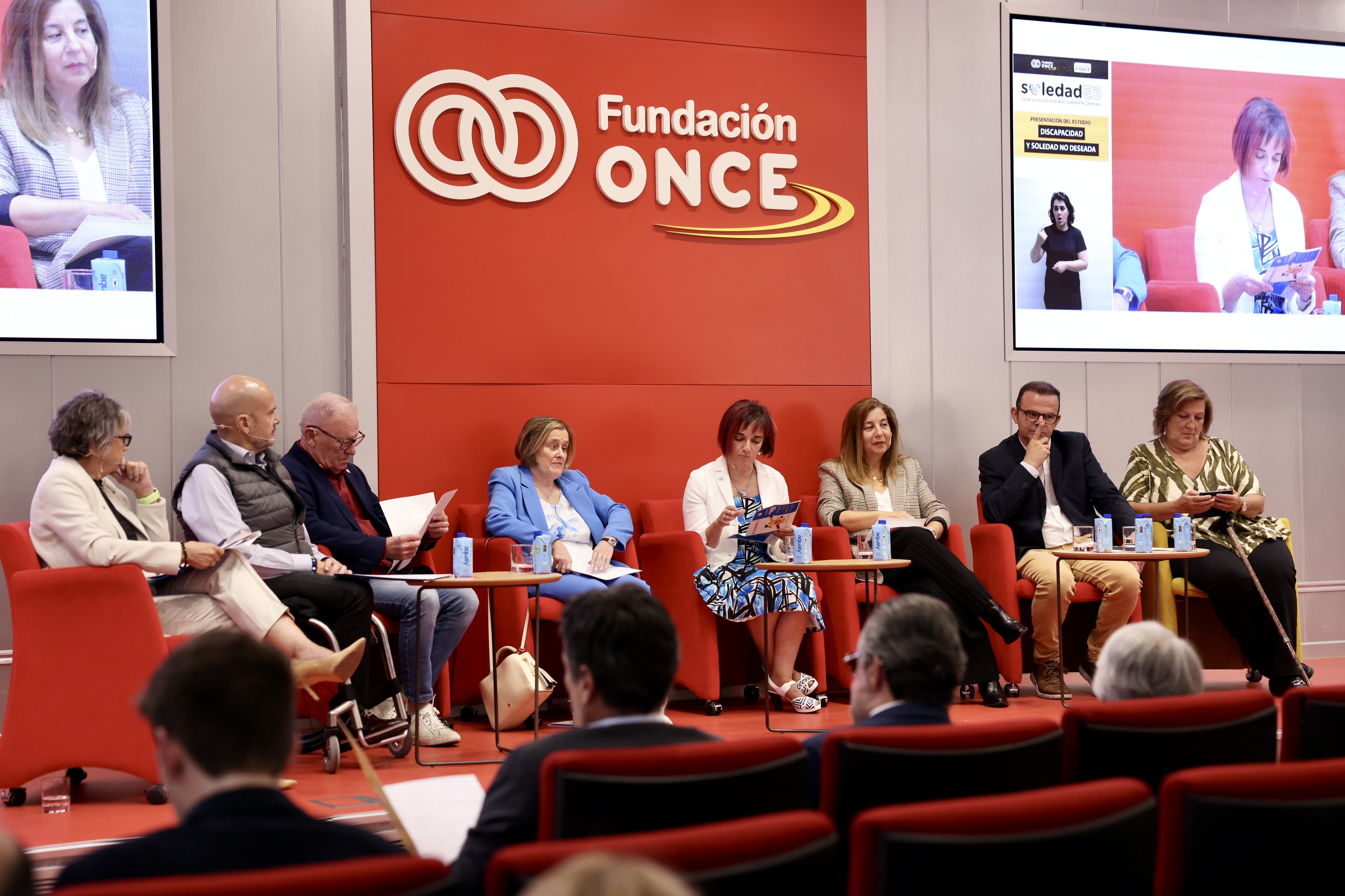 Mesa Redonda durante la presentación del informe