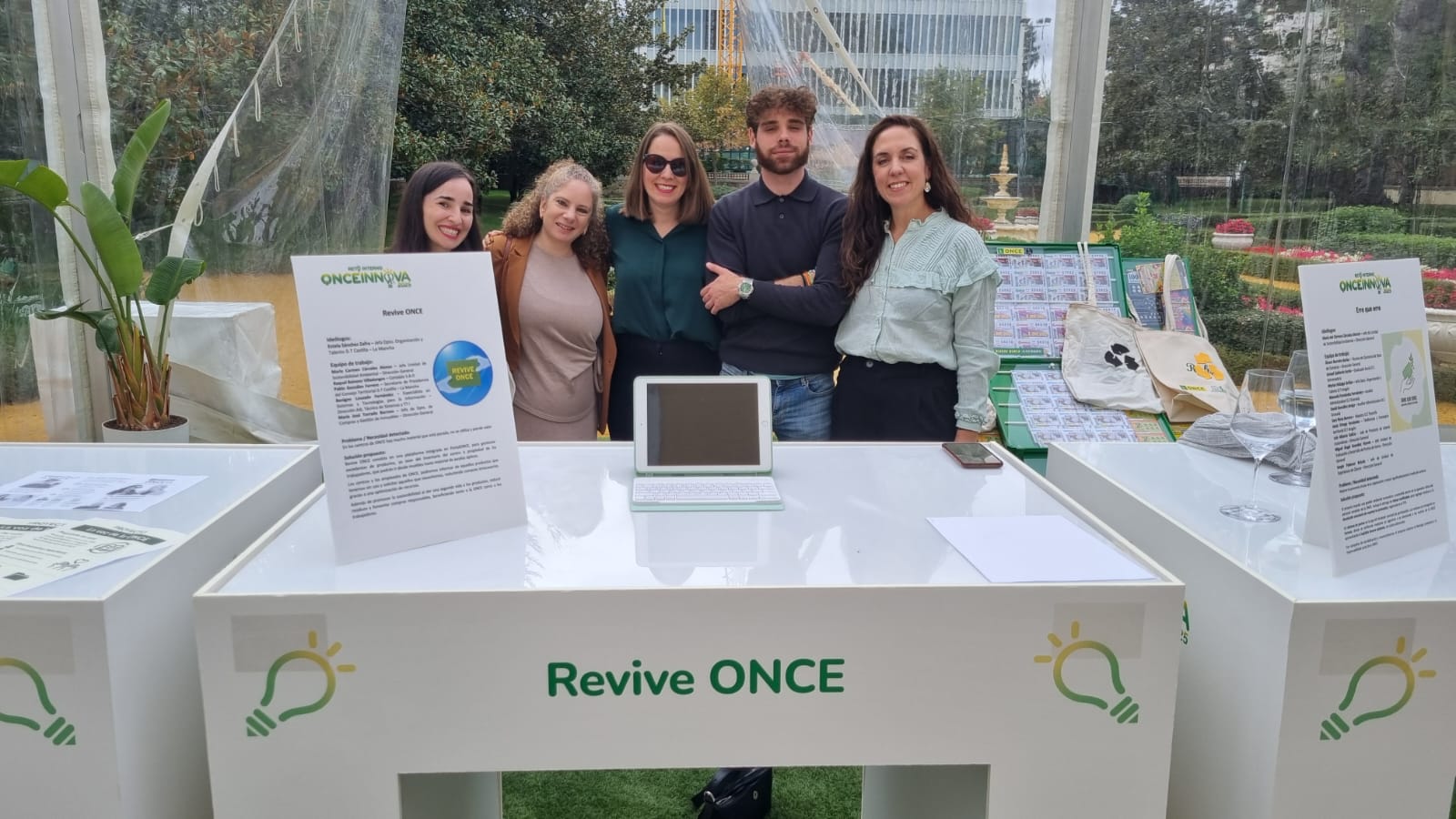 Miembros del equipo ONCE Revive en el stand de la final del Reto ONCE Innova