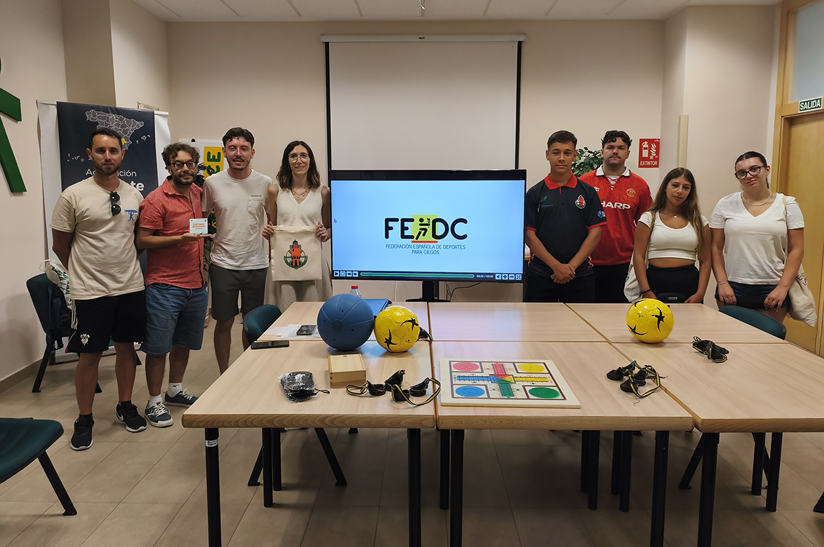 Foto de familia durante la parte de la jornada en la ONCE de Albacete 