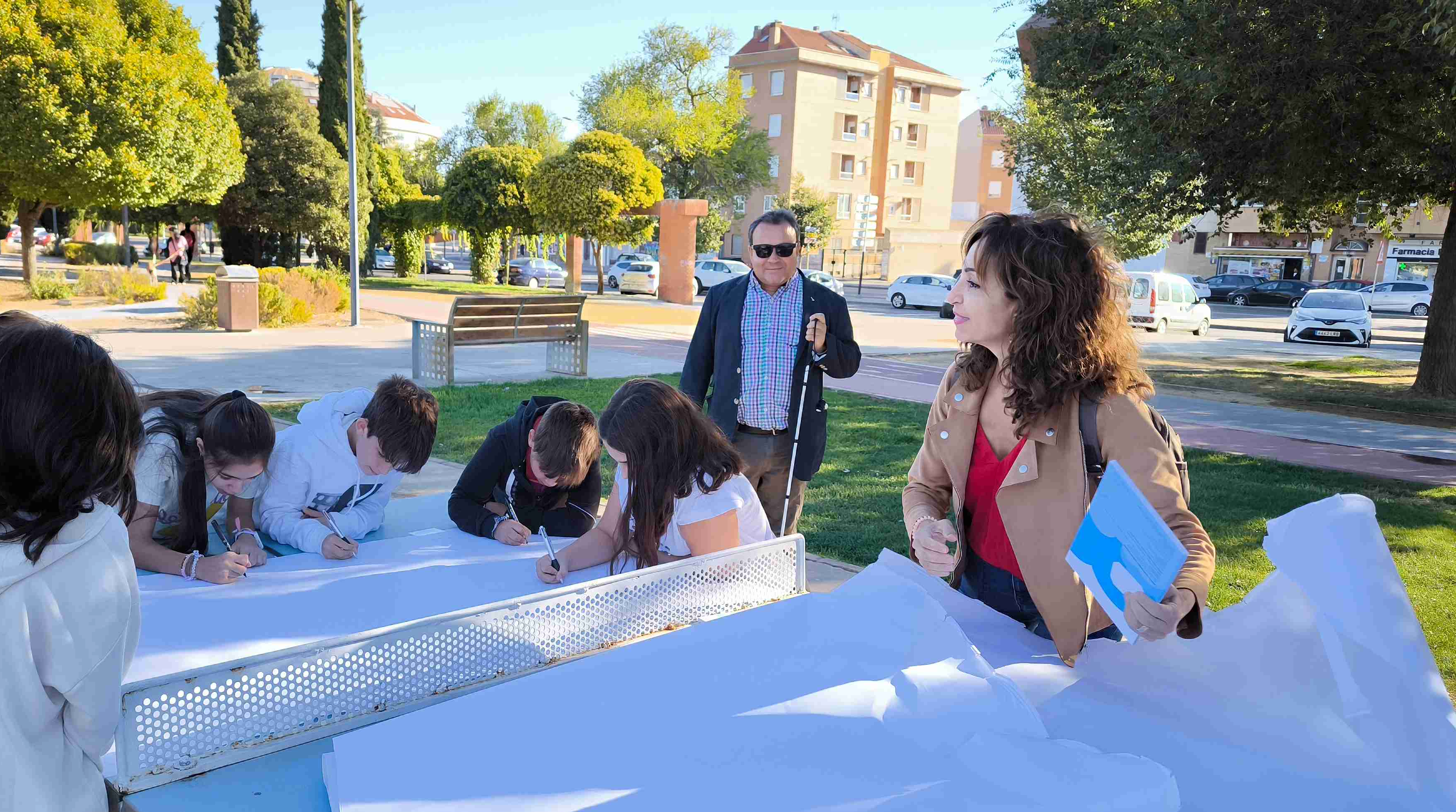 Alumnos escribiendo en el mural