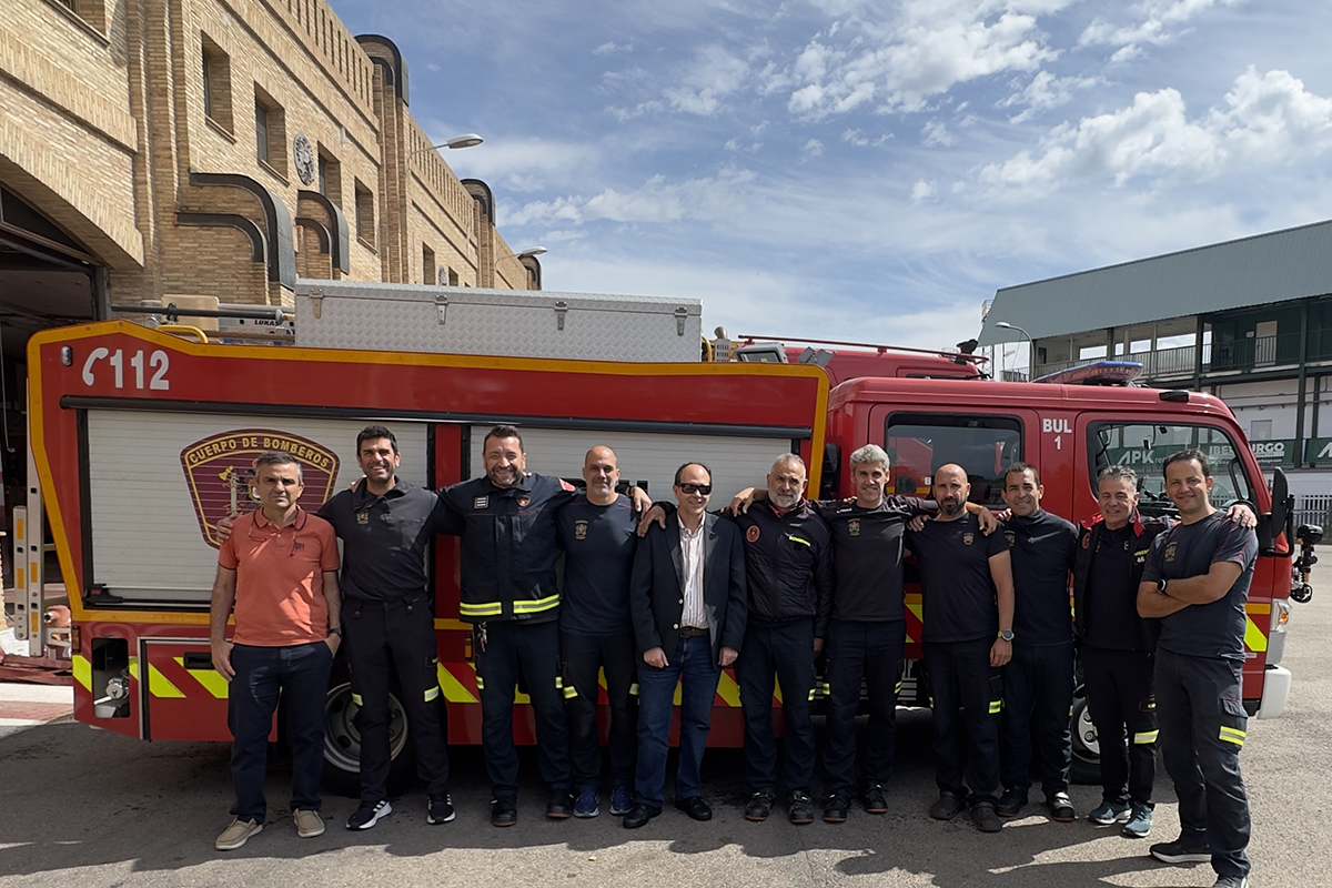 José Martínez junto a miembros del cuerpo de Bomberos de Toledo delante de uno de sus camiones