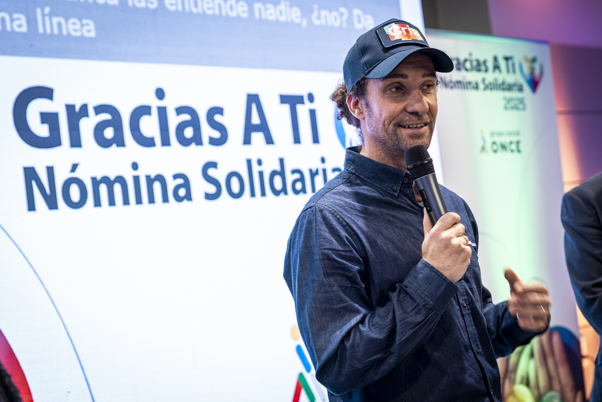 Uno de los representantes de las entidades sociales agradeciendo la donación sobre el escenario