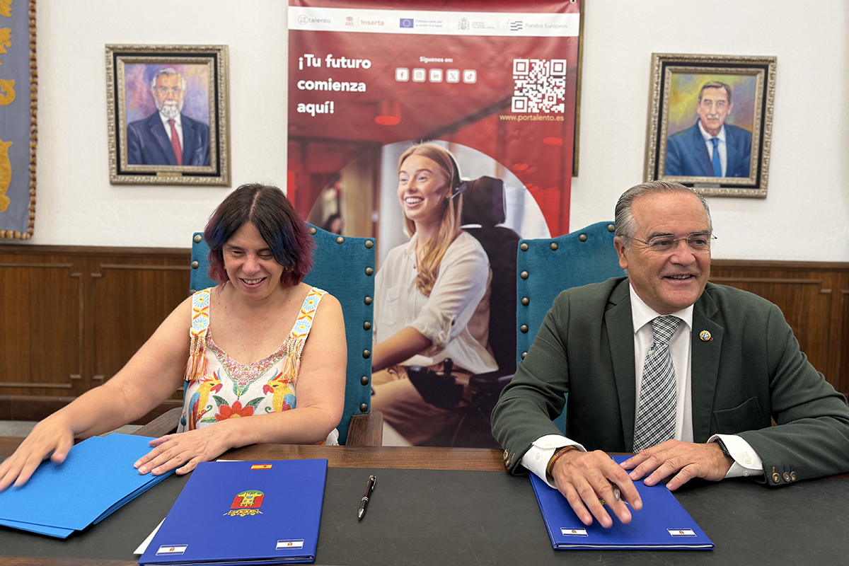 Virginia Carcedo y José Julián Gregorio durante la firma del acuerdo