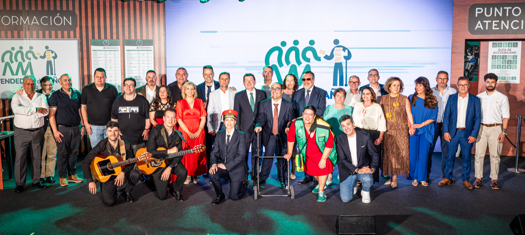 Foto de familia vendedores del año con representantes de la ONCE