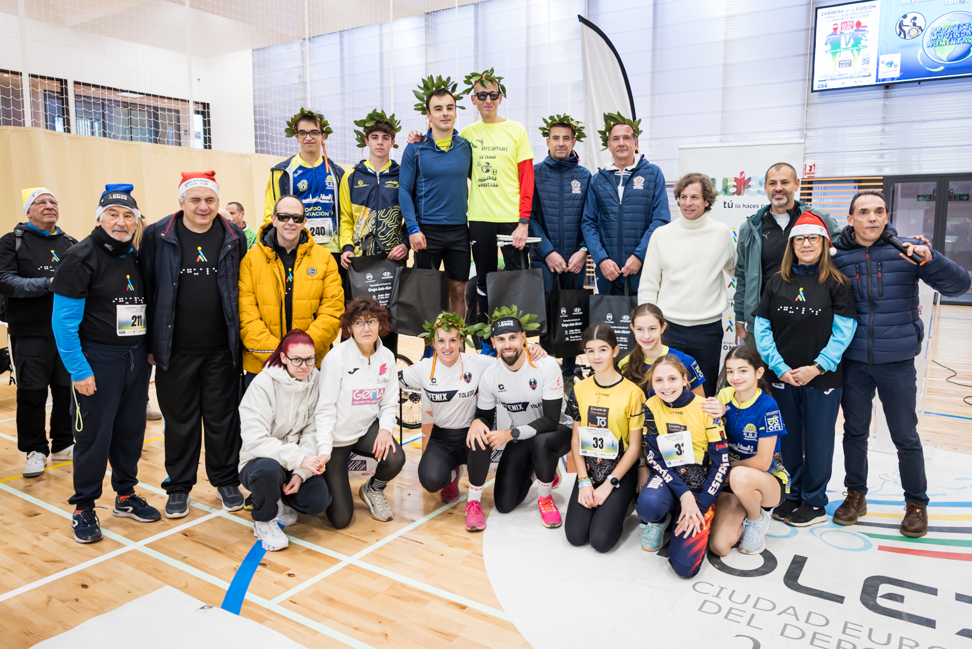 Ganadores de la carrera de la ilusión junto a responsables del Grupo Social ONCE en el podio