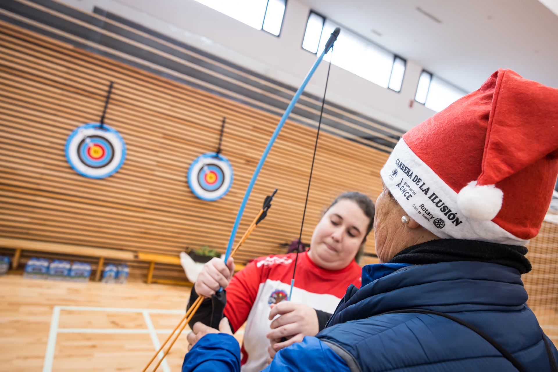 Uno de los asistentes a la carrera probando uno de los deportes paralímpicos