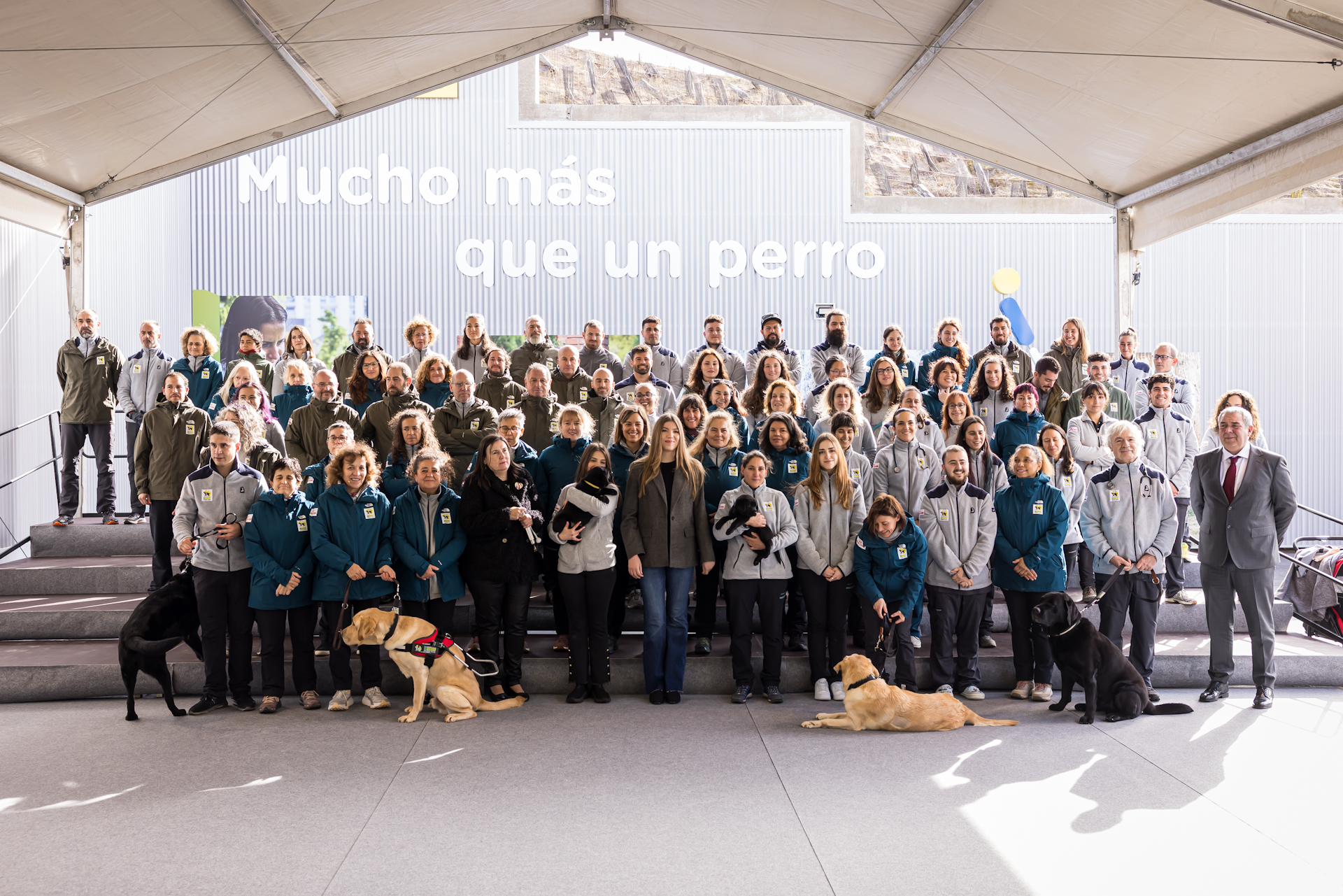 La infanta Sofía posa rodeada por el personal de la FOPG