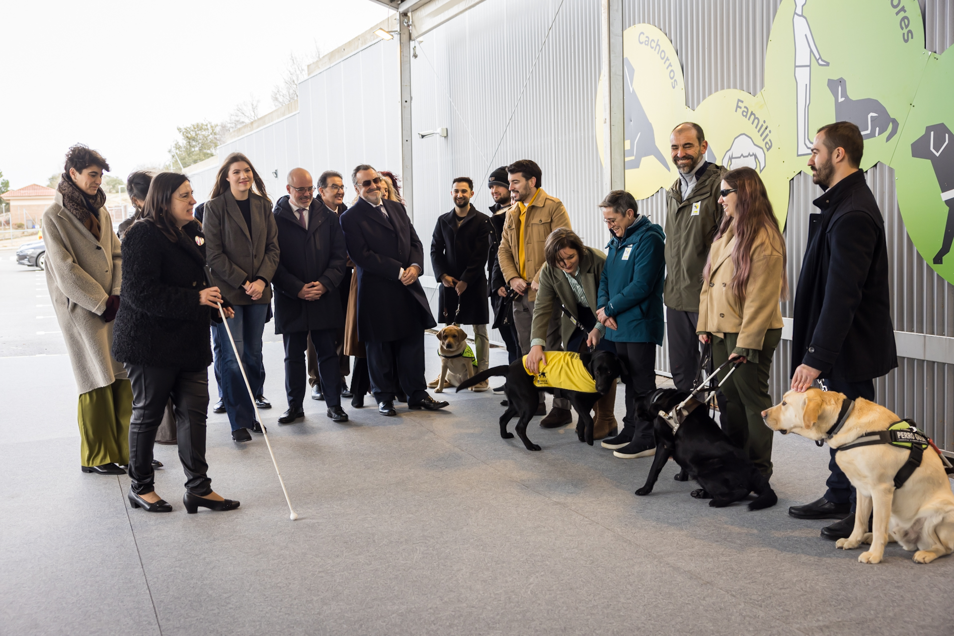 La infanta Sofía saluda a usuarios de perro guía y a familias educadoras