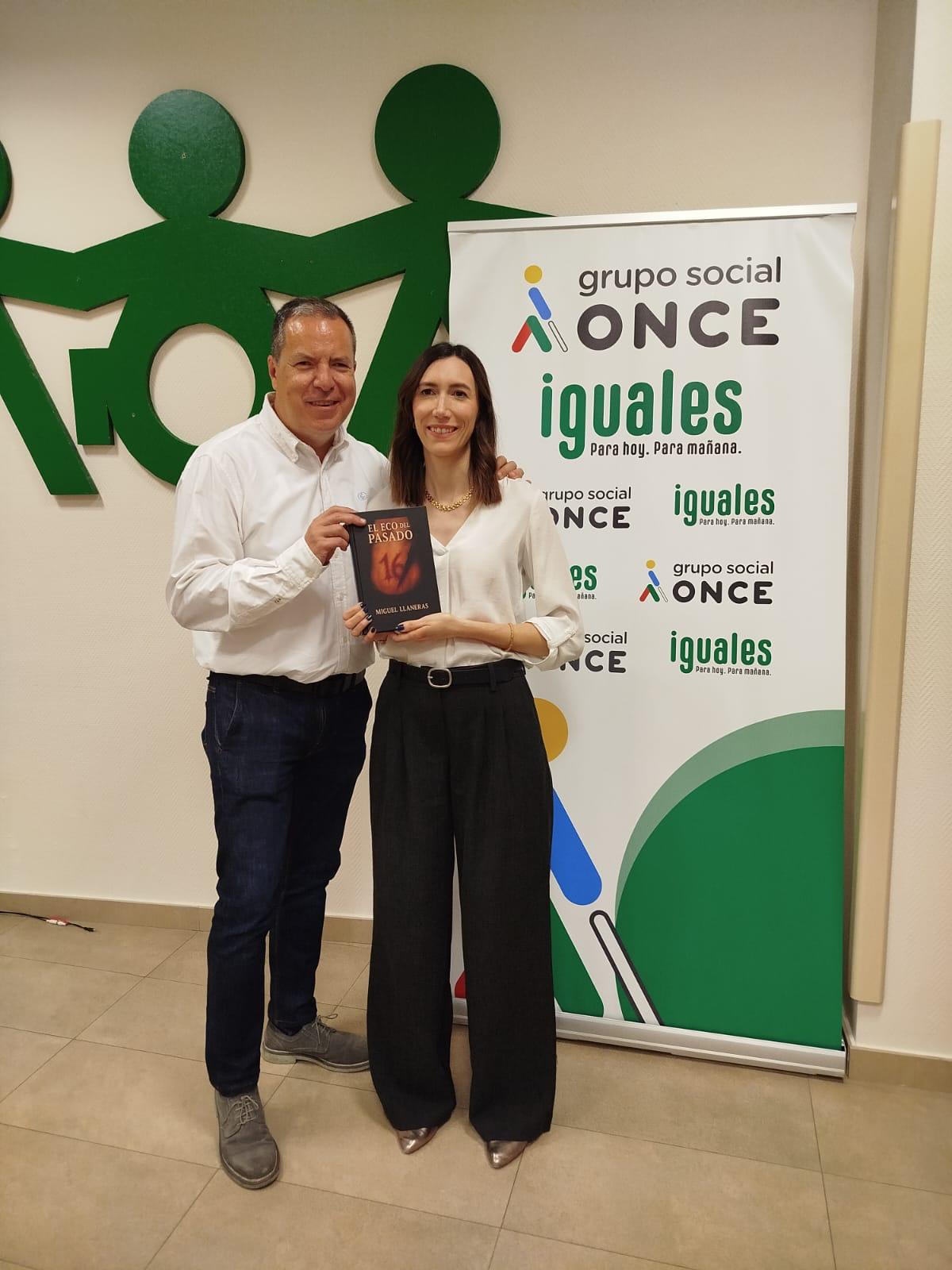 Miguel Llaneras e Iris Aleman con un ejemplar de la novela 'El eco del pasado'