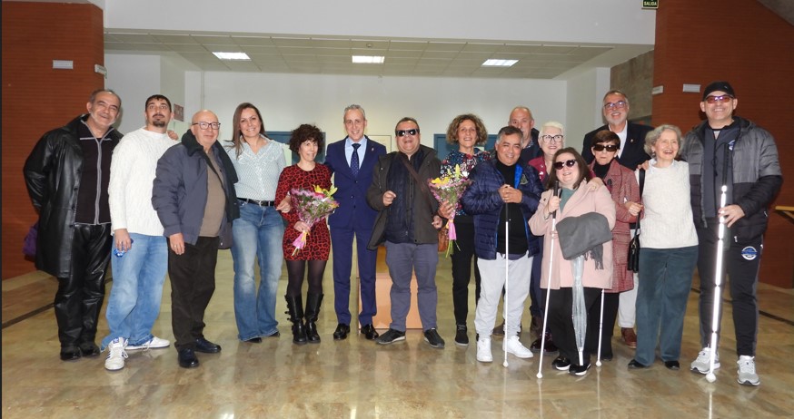 Foto de familia de las homenajeadas y los miembros de la ONCE en Puertollano