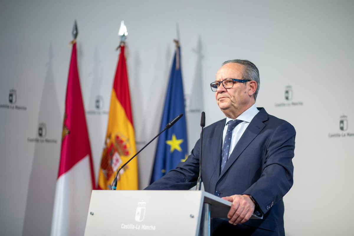 Juan Alfonso Ruiz Molina anunciando las medidas aprobadas
