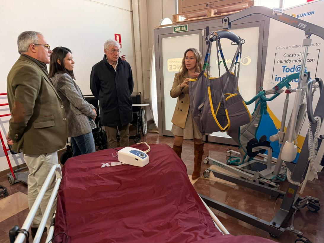 Personal del centro Ilunion mostrando los recursos