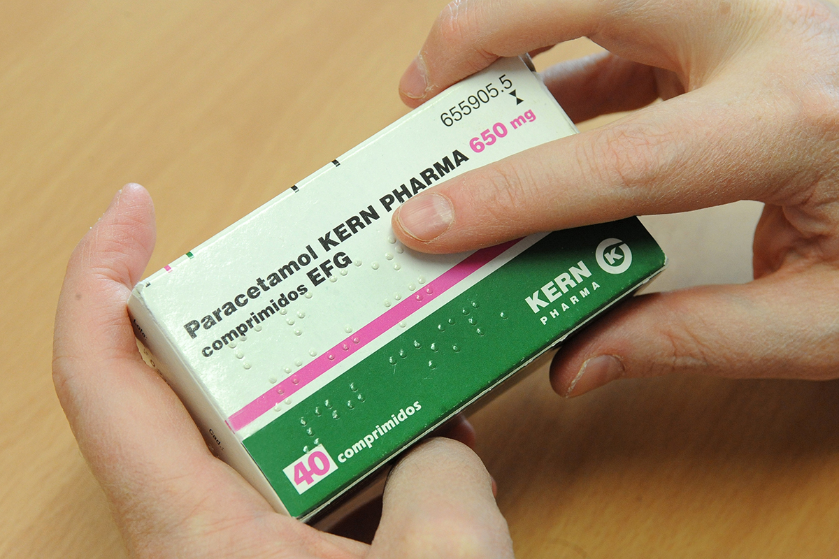 Detalle de una caja de medicamento etiquetado en braille