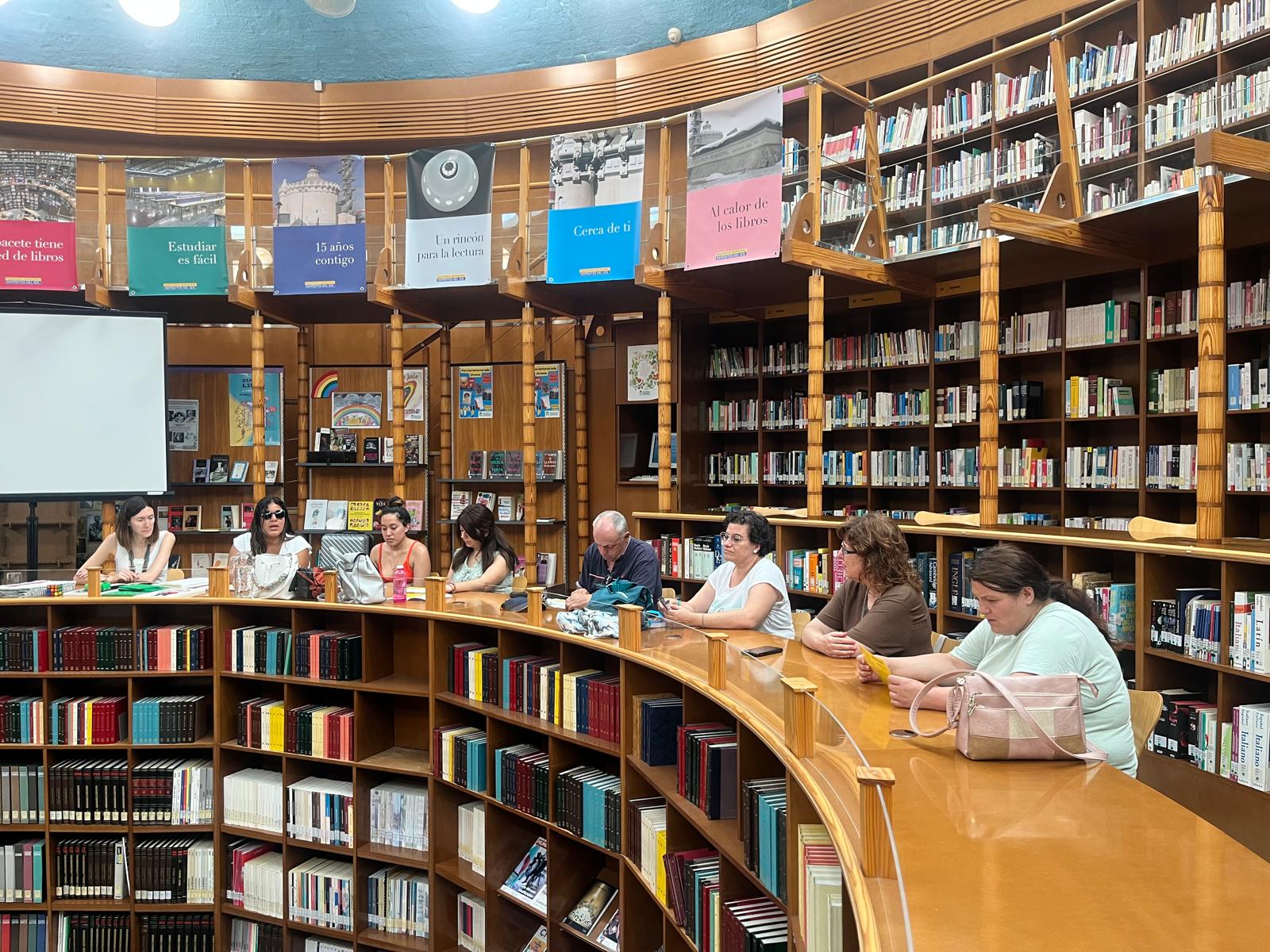 Participantes en el taller de braille escuchando a Karla Rugel en la sala de la Biblioteca Municipal del Depósito del Sol de Albacete