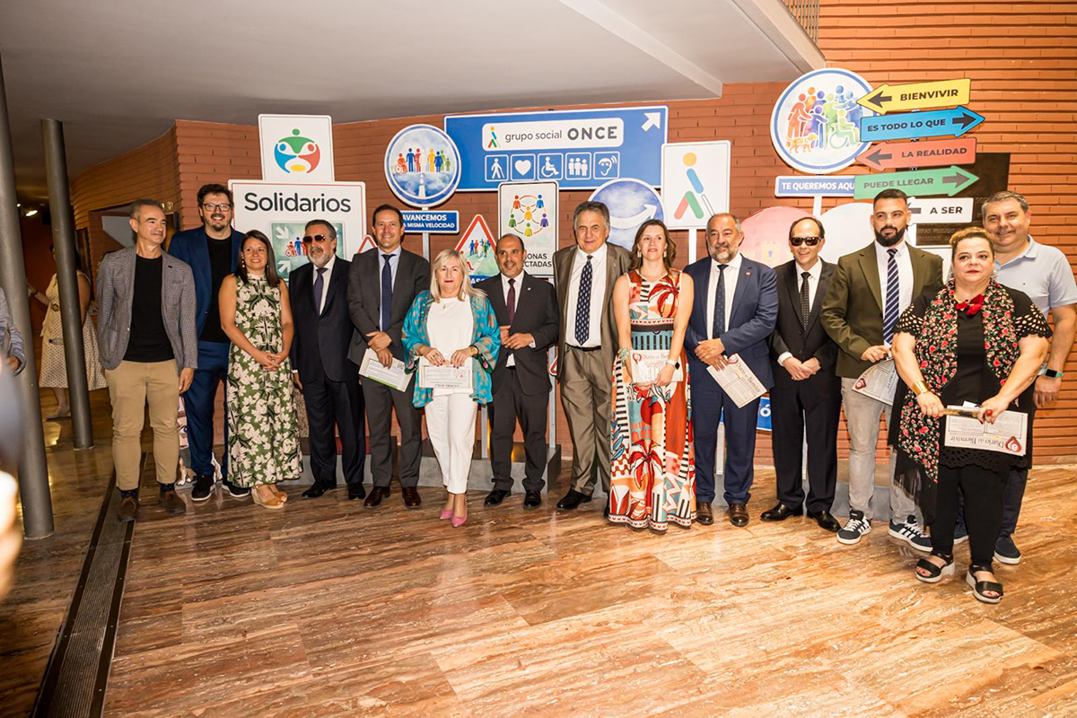 Premiados con los Solidarios Grupo Social ONCE Castilla La Mancha, junto a autoridades regionales y responsables de la ONCE