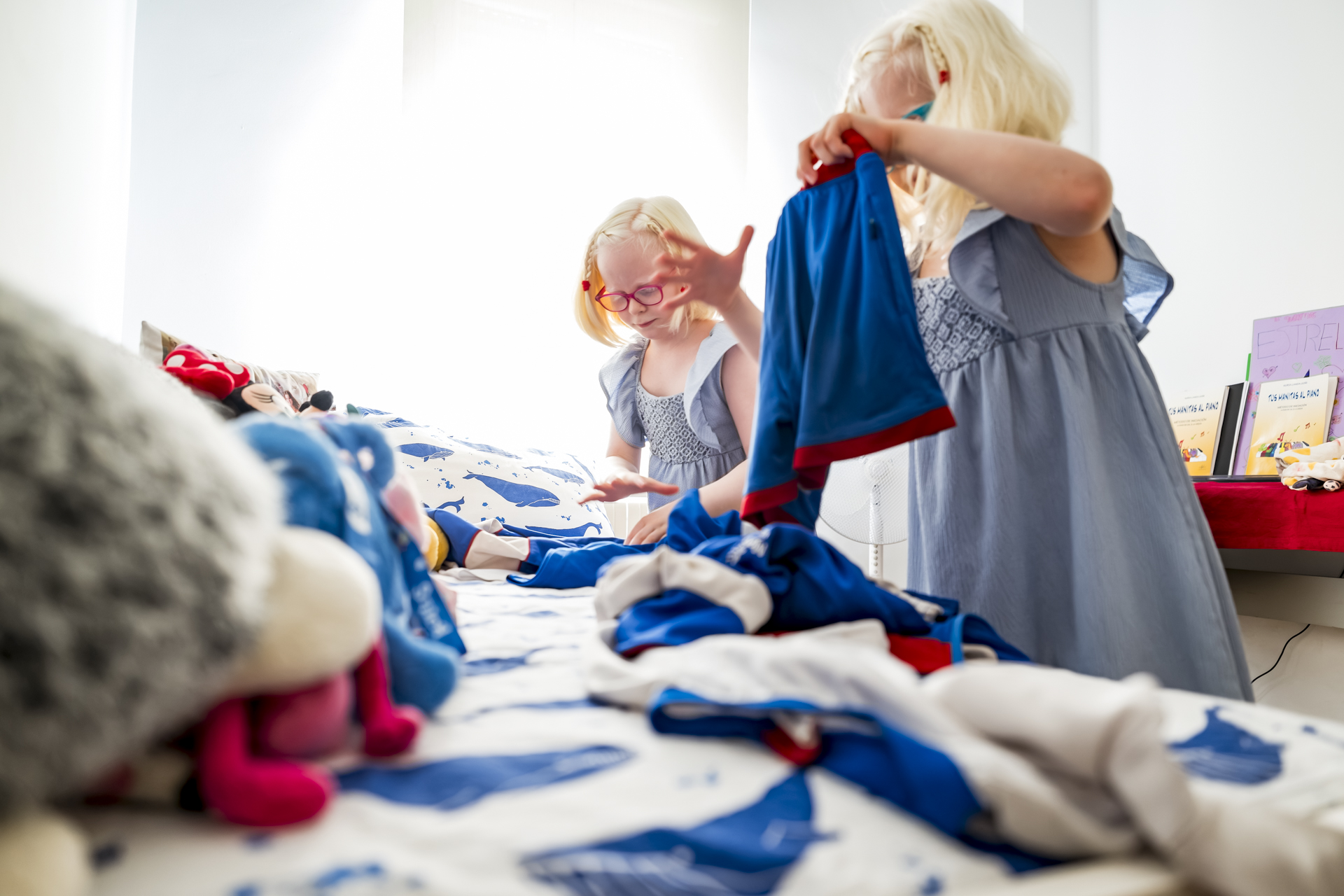 Dos niñas con discapacidad visual preparando los uniformes para el colegio