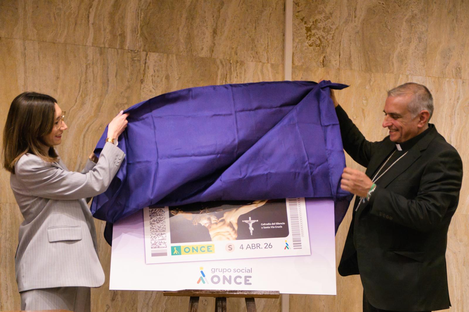 Iris Alemán y el Sr. Obispo de Albacete, Ángel Román, descubriendo la imagen del cupón