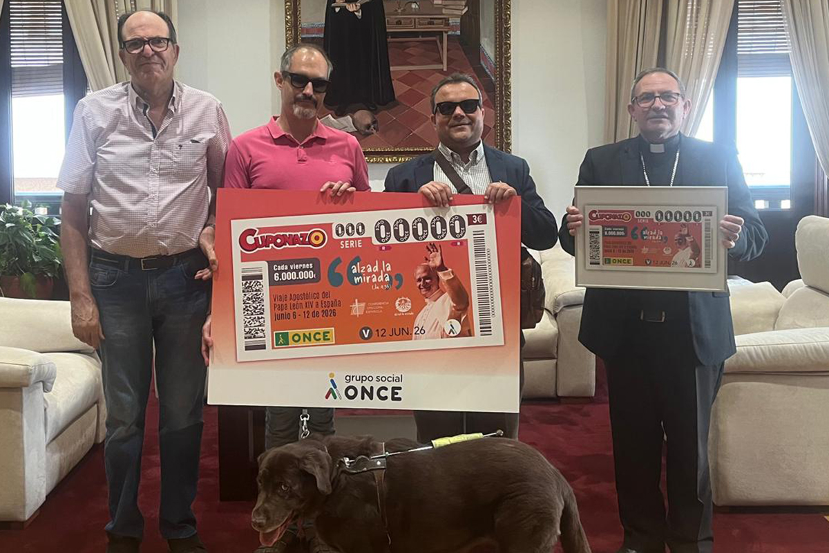 Lorenzo y David Enrique entregando una lámina del cupón al obispo de Ciudad Real