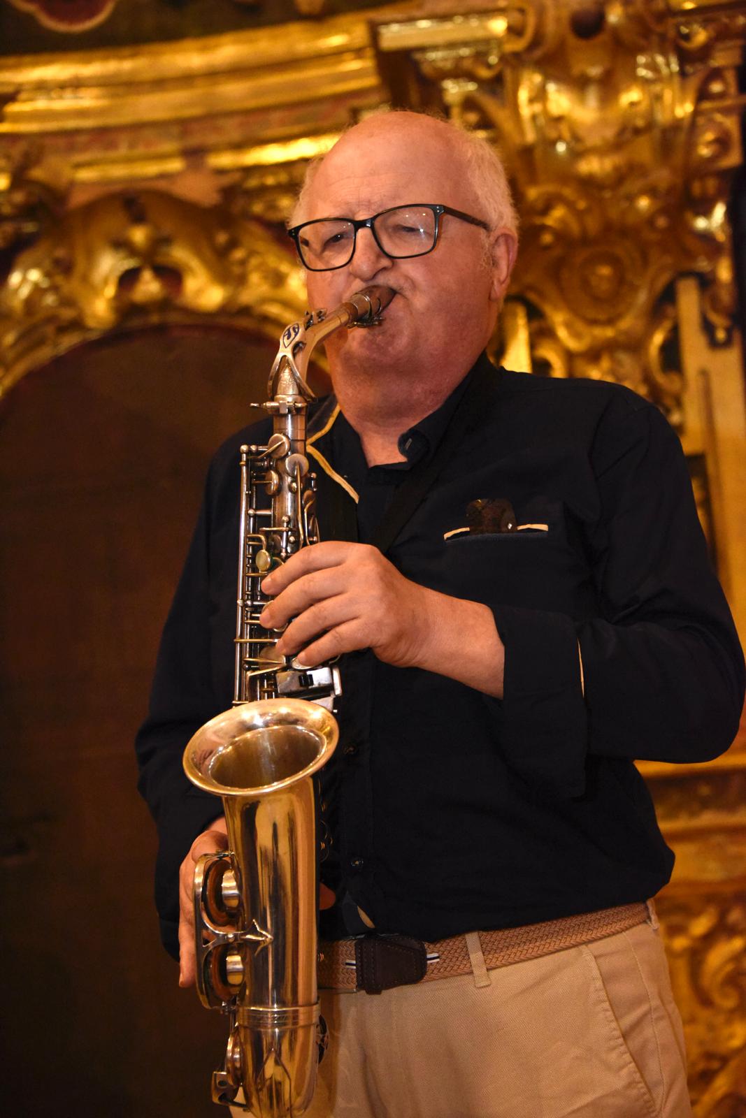 Emilio Mateu, afiliado a la ONCE, tocando el saxofón durante la presentación del cupón