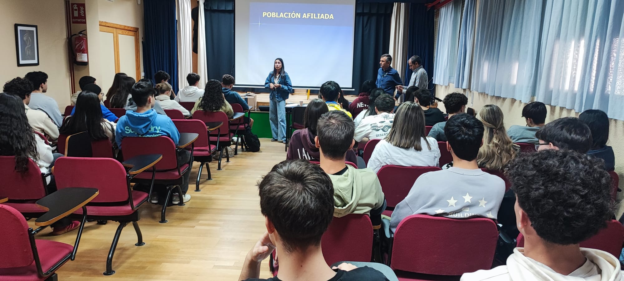Noemí Nieto, en el aula, explicando las características de las personas con discapacidad visual a los alumnos