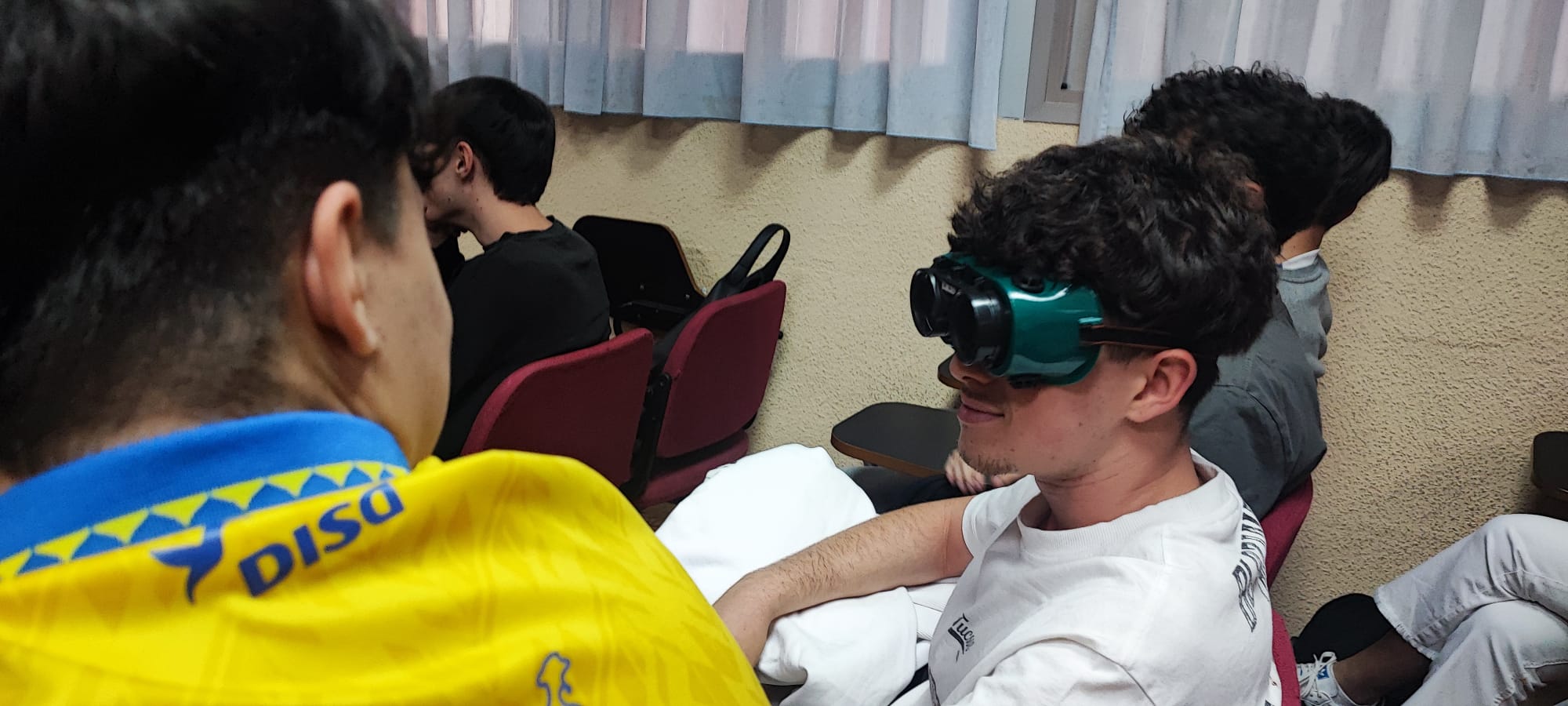 Un alumno probándose las gafas de simulación de la discapacidad visual