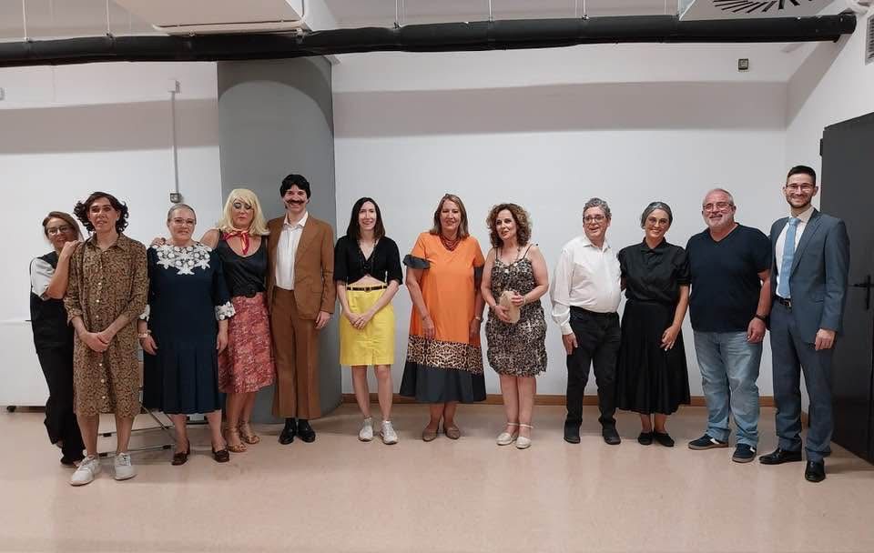 Grupo de Teatro de la ONCE de Albacete tras la actuación con el vestuario de la obra "Maribel y la extraña familia"