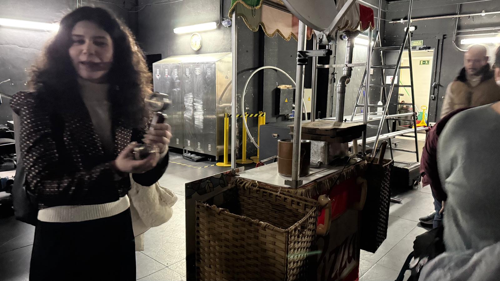 Belén Moreno durante el tour táctil explicando uno de los elementos