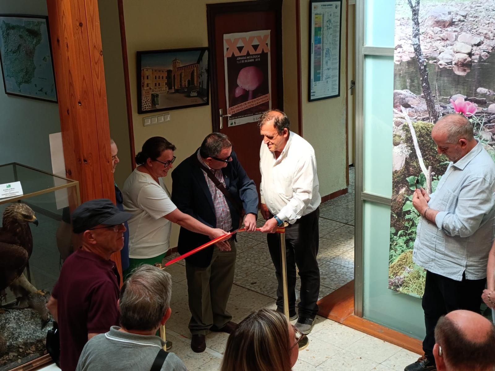 Lorenzo Villahermosa cortando la cinta que inaugura la exposición