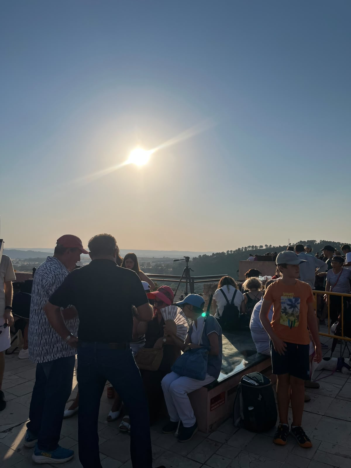Detalle del Eclipse mientras que participantes se protegen con las gafas