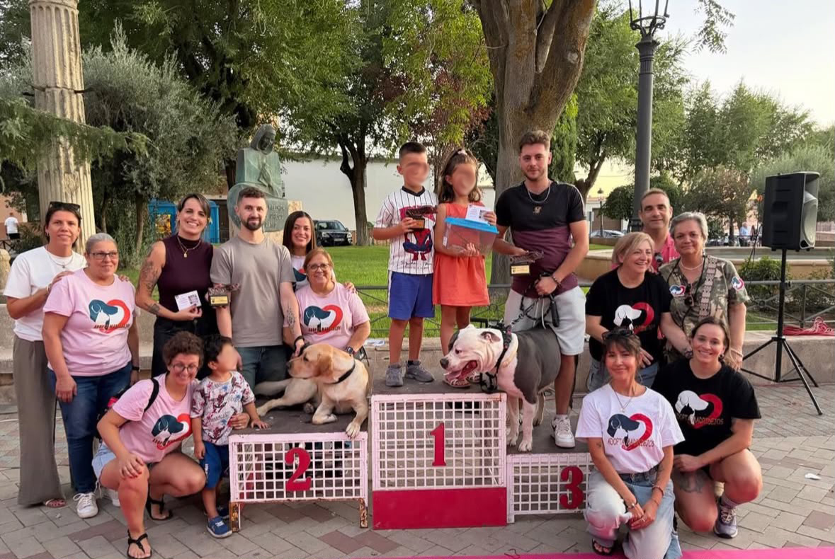 Foto de familia de los ganadores y los organizadores del desfile